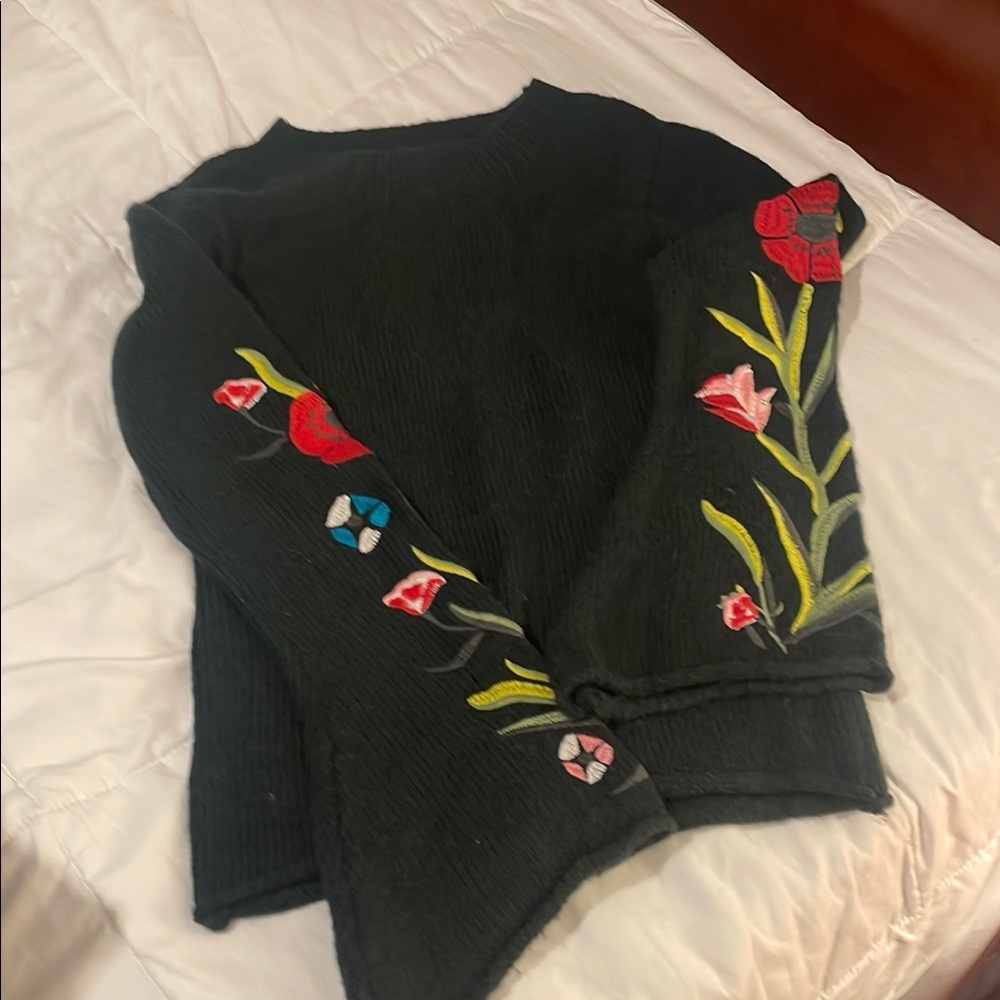 Embroidered Dark Green Sweater with Floral Design